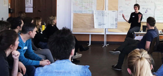 Ein Lehrraum, in dem Studiernde sitzen und der Dozierenden zuhören.